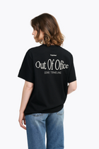 تي شيرت OOO™ خارج المكتب باللون الأسود الأساسي